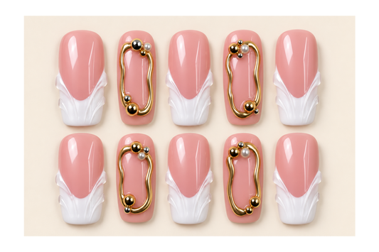 10 press-on nails Nuvor roses, avec pointes blanches sculptées, lignes dorées et petites billes décoratives sur fond ivoire.
