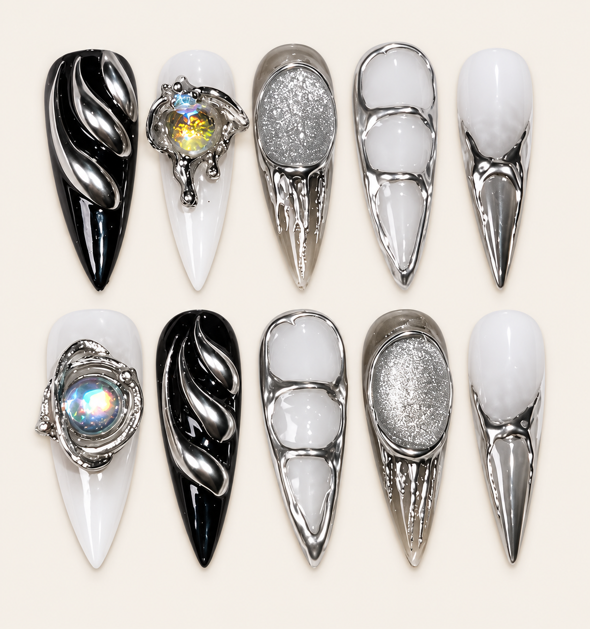 10 press-on nails Ornyx longs et pointus, noirs et blancs, avec reliefs chromés argentés, pierres irisées et détails scintillants sur fond ivoire.
