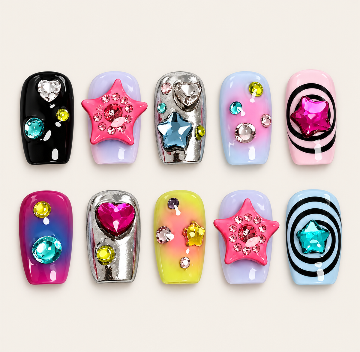 10 press-on nails Stereo multicolores, décorés d’étoiles et de cœurs 3D, de strass colorés et de spirales noires sur fond ivoire.